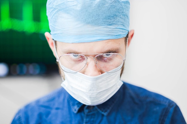 giovane chirurgo maschio in uniforme opera nella sala operatoria dell'ospedale