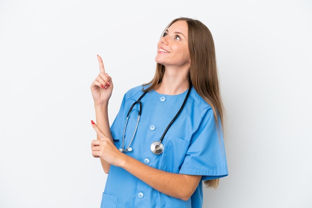 Giovane chirurgo medico donna lituana isolata su sfondo bianco che punta con il dito indice una grande idea