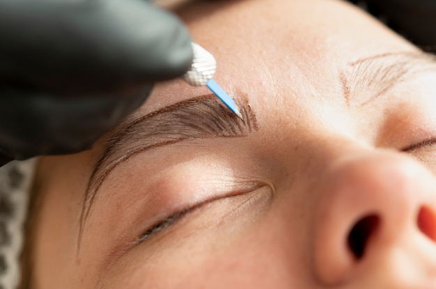 Giovane cliente femminile che si sottopone a una procedura di microblading