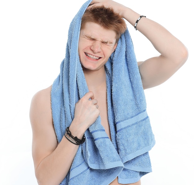 Giovane con asciugamano che si rilassa dopo la doccia