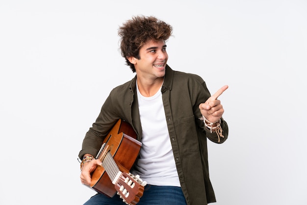 Giovane con chitarra