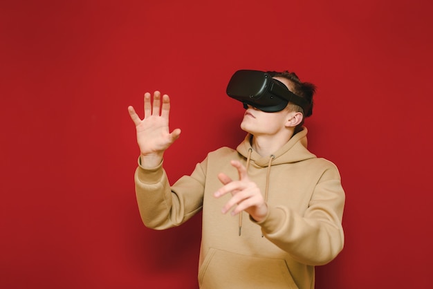 Giovane con controller e caschi VR