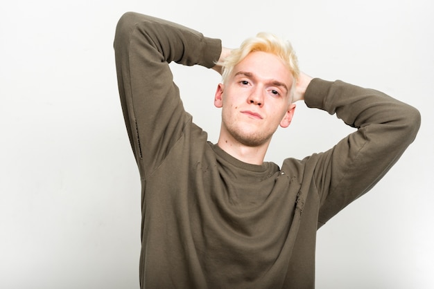 giovane con i capelli biondi su bianco