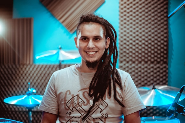 Giovane con i dreadlocks in studio di registrazione