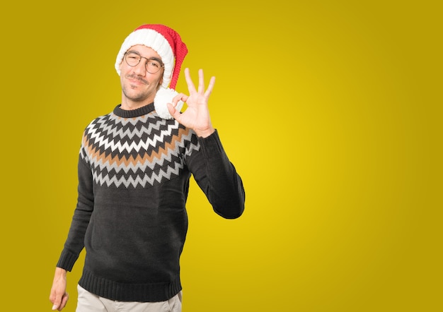 Giovane con il cappello di Natale che gesturing