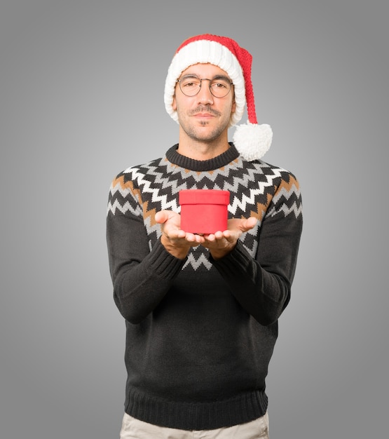 Giovane con il cappello di Natale che gesturing