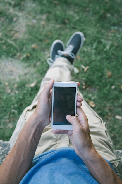 Giovane con il cellulare all&#39;aperto