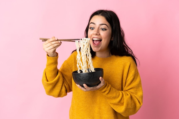 Giovane con il cibo su sfondo isolato