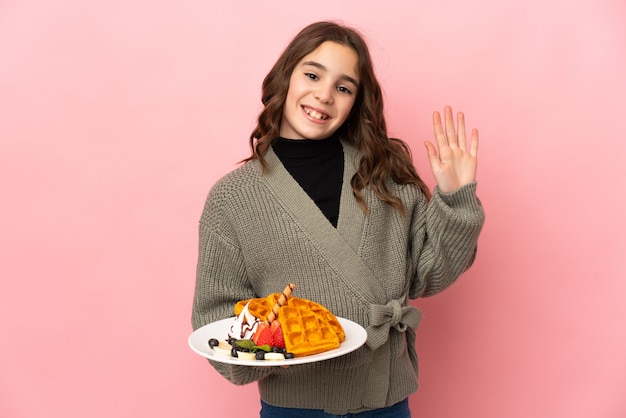 Giovane con il cibo su sfondo isolato