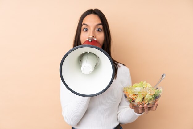 Giovane con il cibo su sfondo isolato