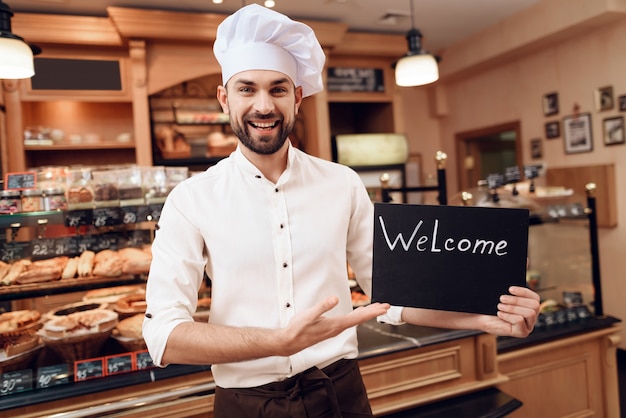 Giovane con il segno positivo che sta in forno