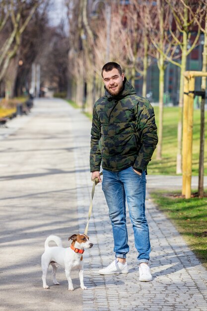 Giovane con il suo cane, Jack Russell Terrier,