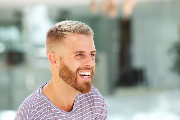 Giovane con la barba che ride