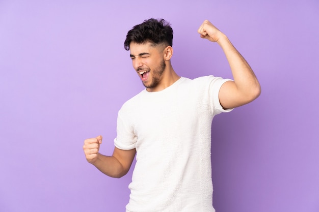 Giovane con la barba isolata sulla porpora