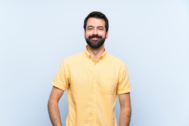 Giovane con la barba sopra la risata blu isolata