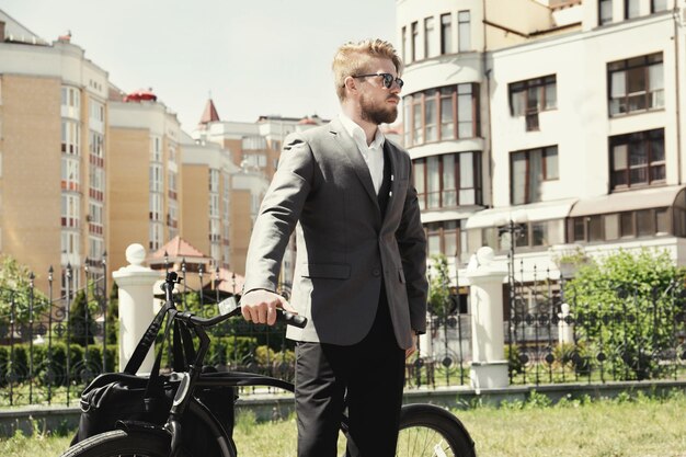 Giovane con la bicicletta all'aperto