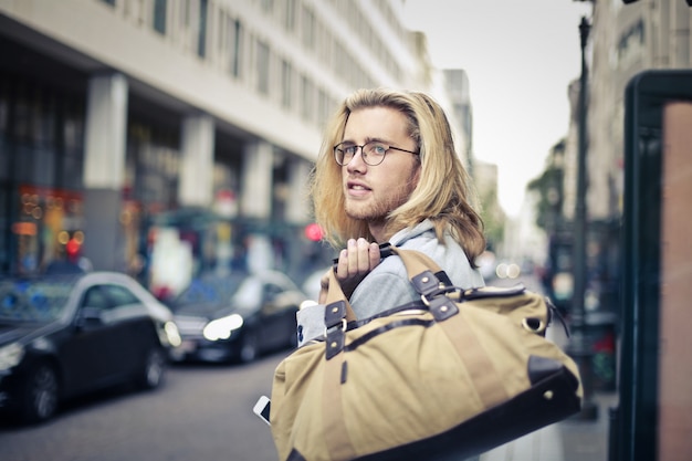 Giovane con sportbag in città