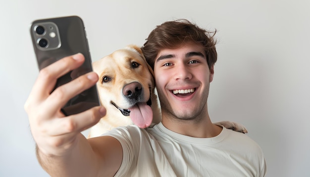 Giovane con telefono cellulare e cane Labrador che si fa un selfie sullo sfondo bianco