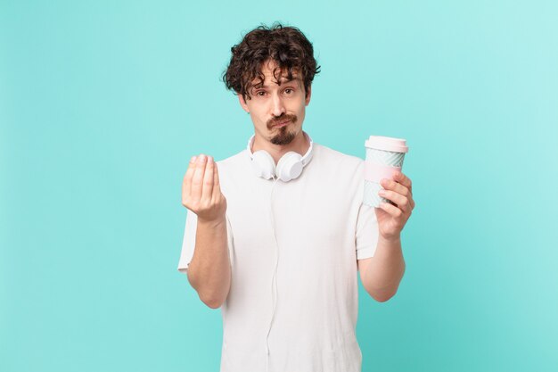 Giovane con un caffè che fa un gesto o un gesto di denaro, che ti dice di pagare