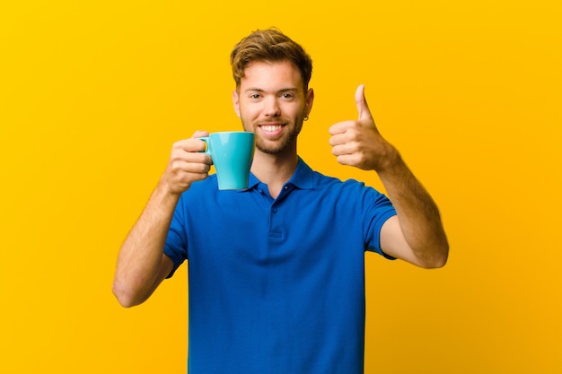 Giovane con un caffè sull'arancia