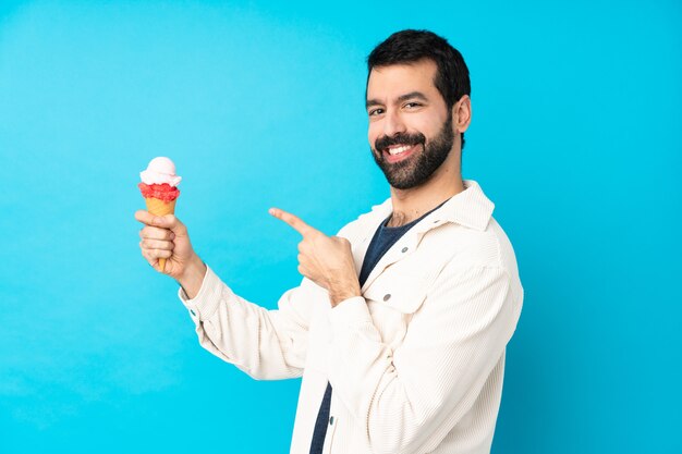 Giovane con un gelato di cornetta