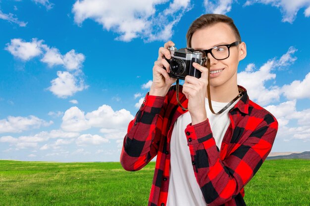 Giovane con una macchina fotografica d'epoca