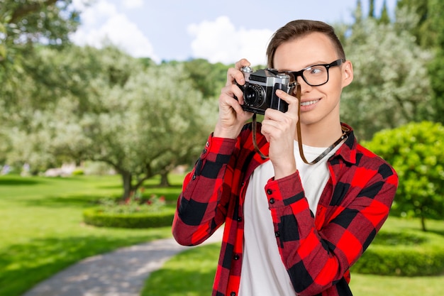 Giovane con una macchina fotografica d&#39;epoca