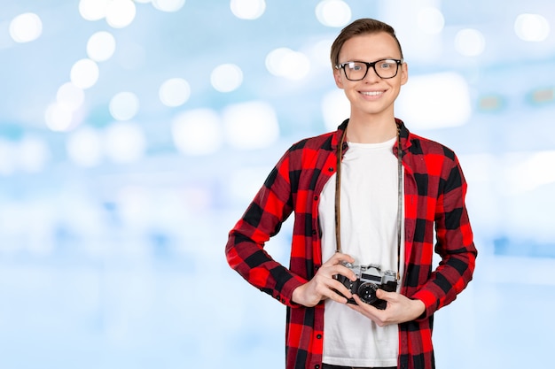 Giovane con una macchina fotografica d'epoca