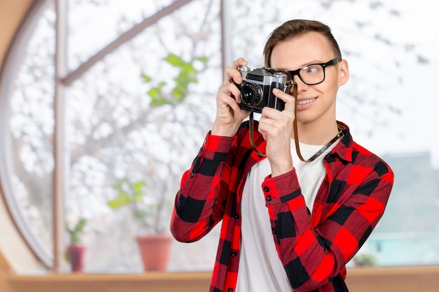 Giovane con una macchina fotografica d'epoca