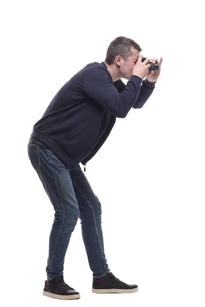 Giovane con una macchina fotografica isolata su un bianco