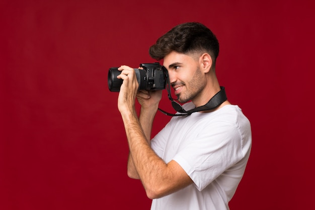 Giovane con una macchina fotografica professionale