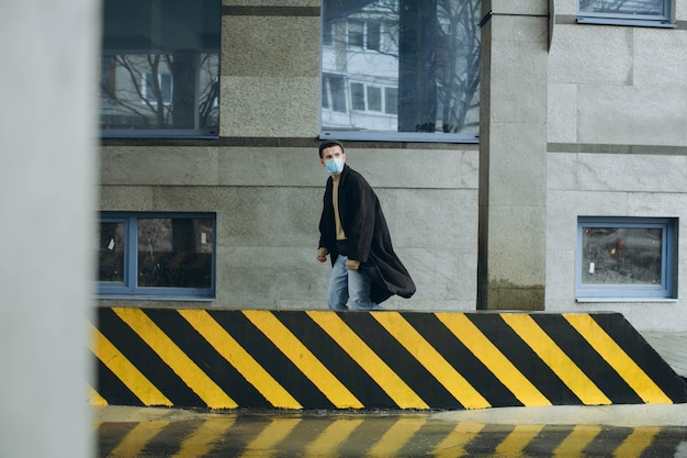 Giovane con una maschera all'aperto sulla strada