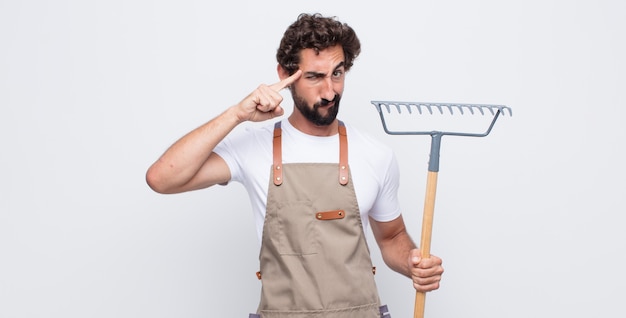 Giovane con uno sguardo serio e concentrato, che fa brainstorming e pensa a un problema impegnativo