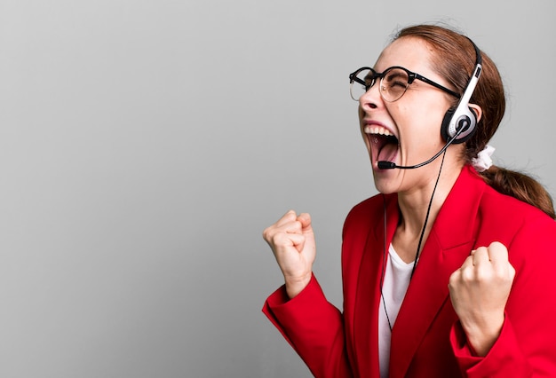 Giovane concetto dell'agente di telemarketing della donna di affari graziosa dell'adulto