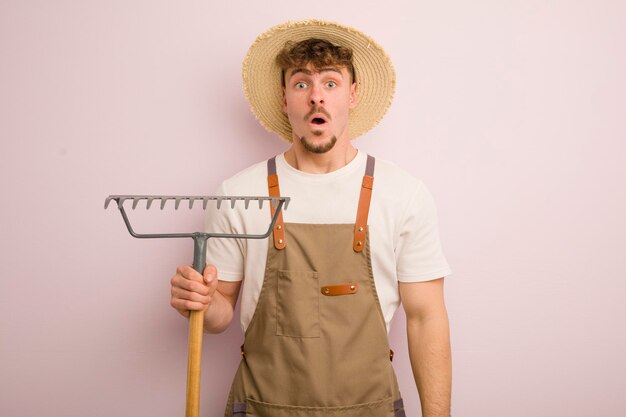 Giovane concetto di agricoltore uomo caucasico