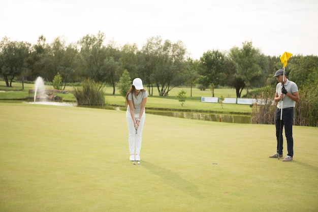 Giovane coppia al campo da golf