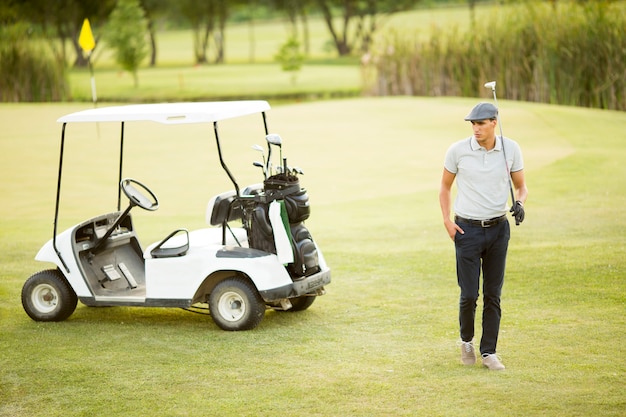 Giovane coppia al carrello da golf