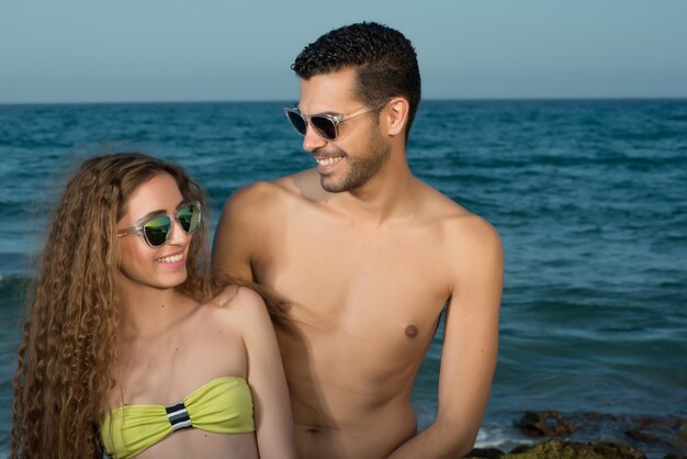 giovane coppia al mare che si gode il sole in primavera o in estate