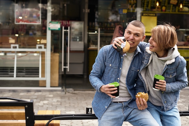 Giovane coppia che beve caffè mentre passeggia per la città