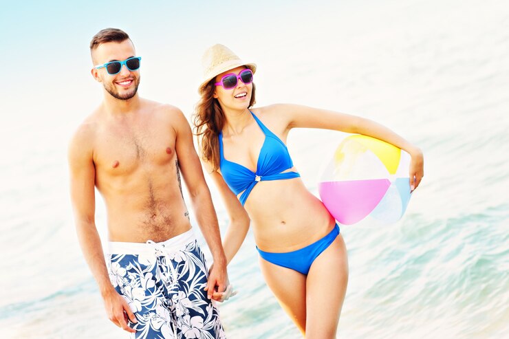 giovane coppia che cammina lungo la spiaggia