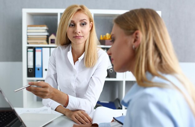 Giovane coppia che cerca di ottenere un prestito presso l'ufficio di consulenza di un impiegato bancario Pianificazione della vita matrimoniale futura Servizio sociale Discussione delle aspettative di avviamento Ipoteca Concept di visita dell'ufficiale delle entrate interne