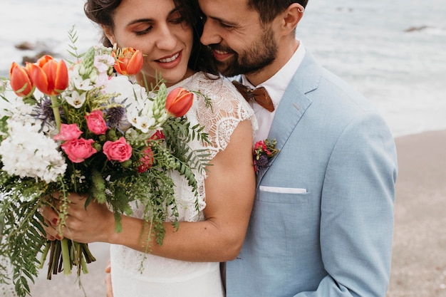 Giovane coppia che ha un matrimonio sulla spiaggia