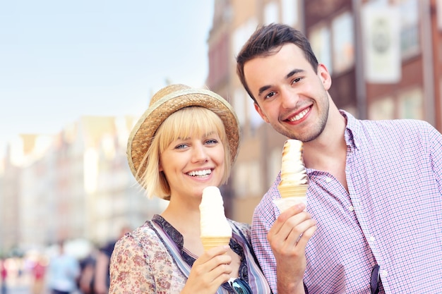 giovane coppia che mangia il gelato in città