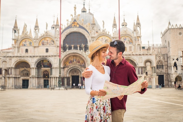 giovane coppia che si diverte in visita a Venezia - Turisti che viaggiano in Italia e visitano i monumenti più importanti di Venezia - Concetti di stile di vita, viaggi, turismo