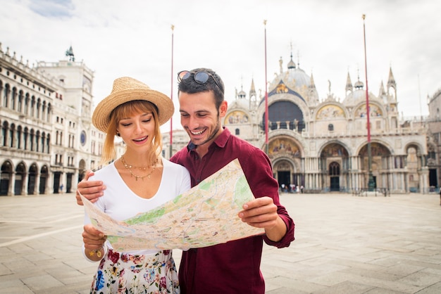 giovane coppia che si diverte in visita a Venezia - Turisti che viaggiano in Italia e visitano i monumenti più importanti di Venezia - Concetti di stile di vita, viaggi, turismo