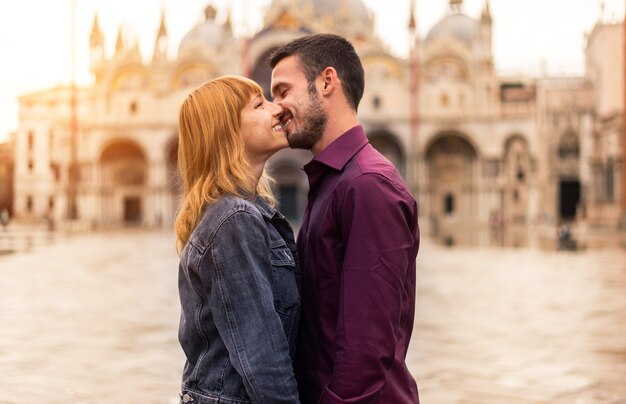 giovane coppia che si diverte in visita a Venezia - Turisti che viaggiano in Italia e visitano i monumenti più importanti di Venezia - Concetti di stile di vita, viaggi, turismo