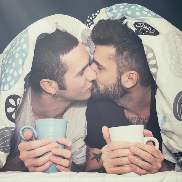 Giovane coppia che si tengono per mano e una tazza di caffè