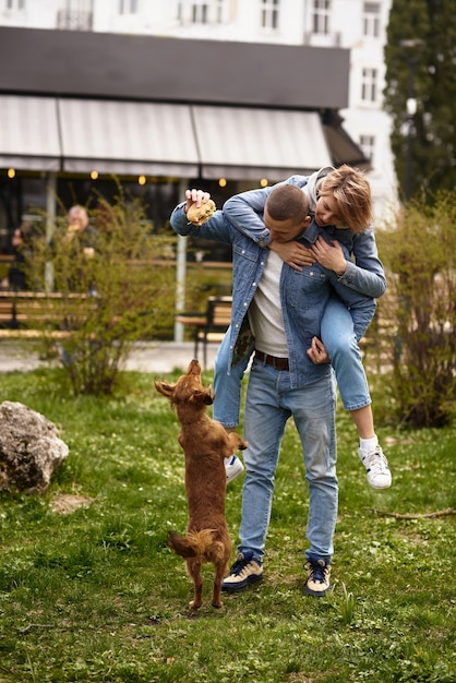 Giovane coppia con cane che pranza in un fast food