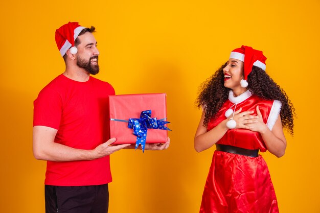 Giovane coppia di innamorati che si scambiano regali a Natale. buon Natale