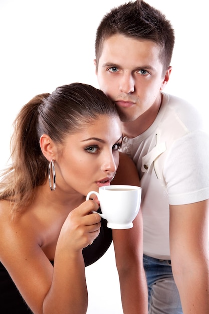 Giovane coppia di uomini e donne che bevono tè